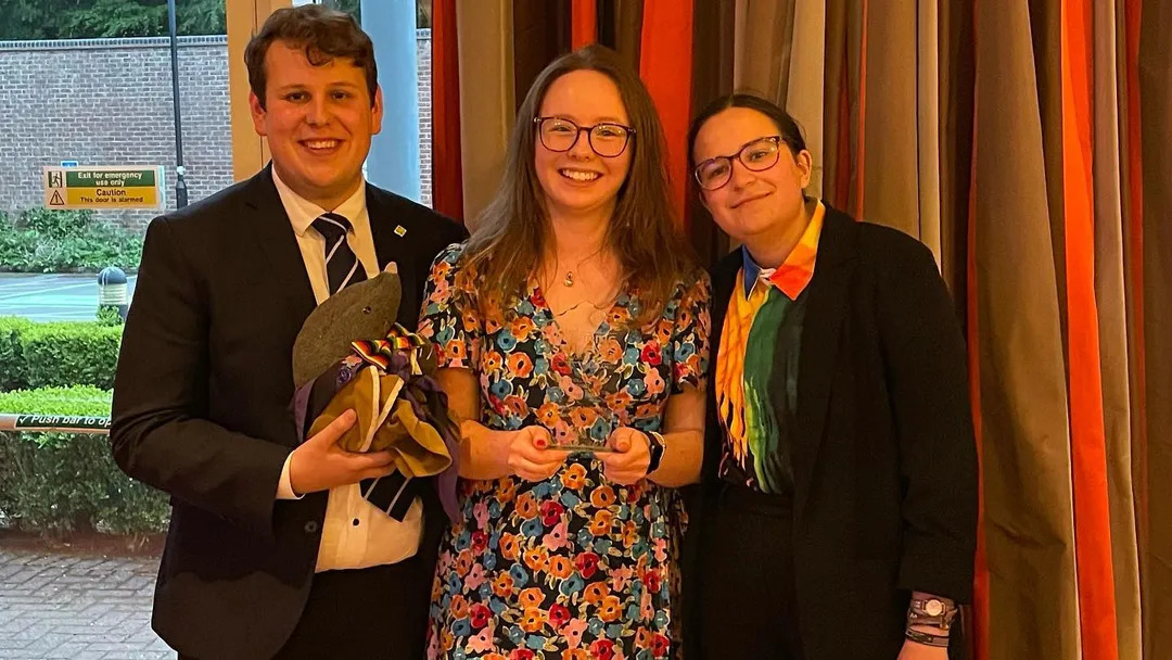 Members of the Viking Rally committee in DUSAGG posing with their award